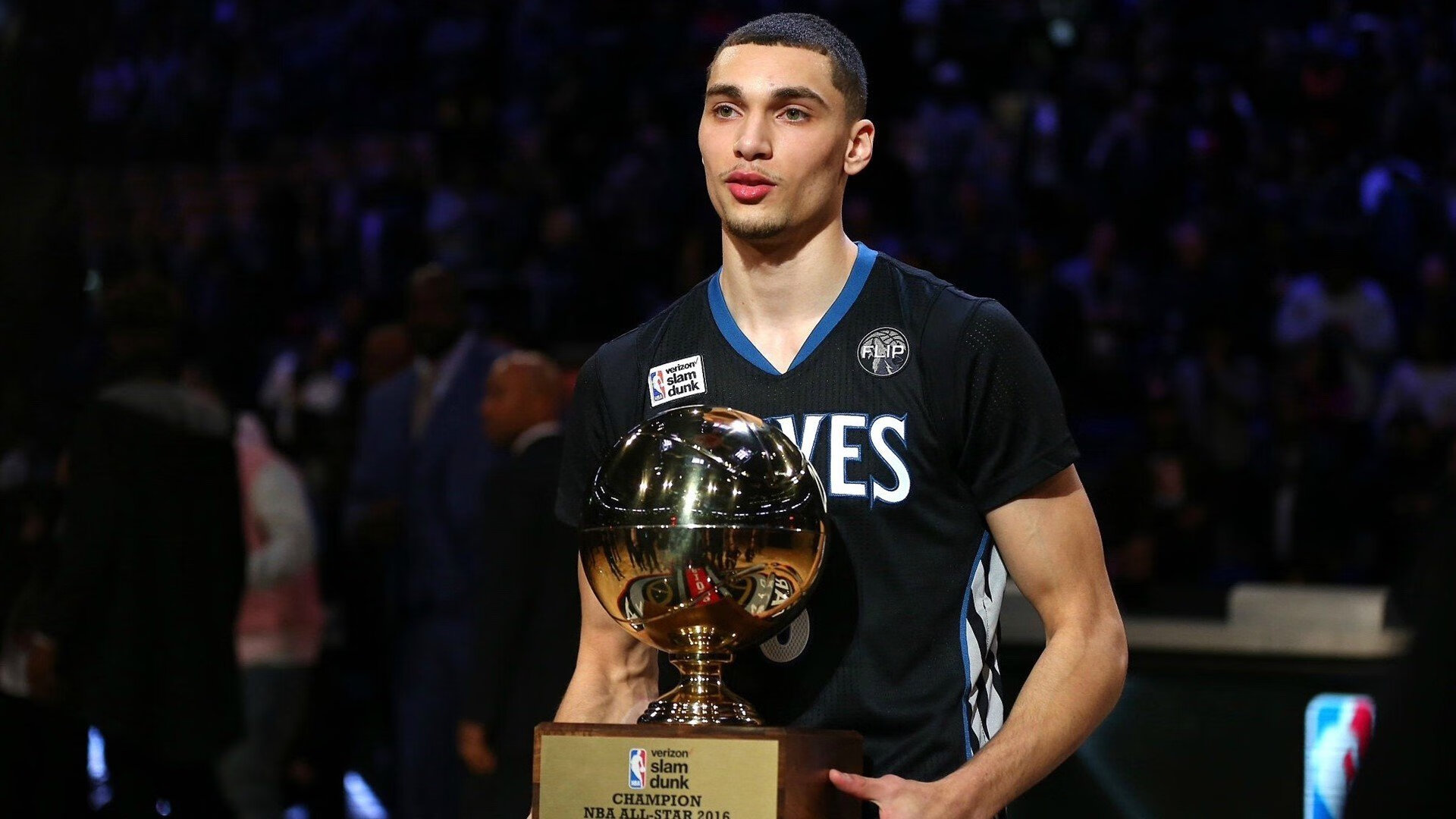 “羽毛球挑战：高新体育中心赛场极速对决成观众焦点”