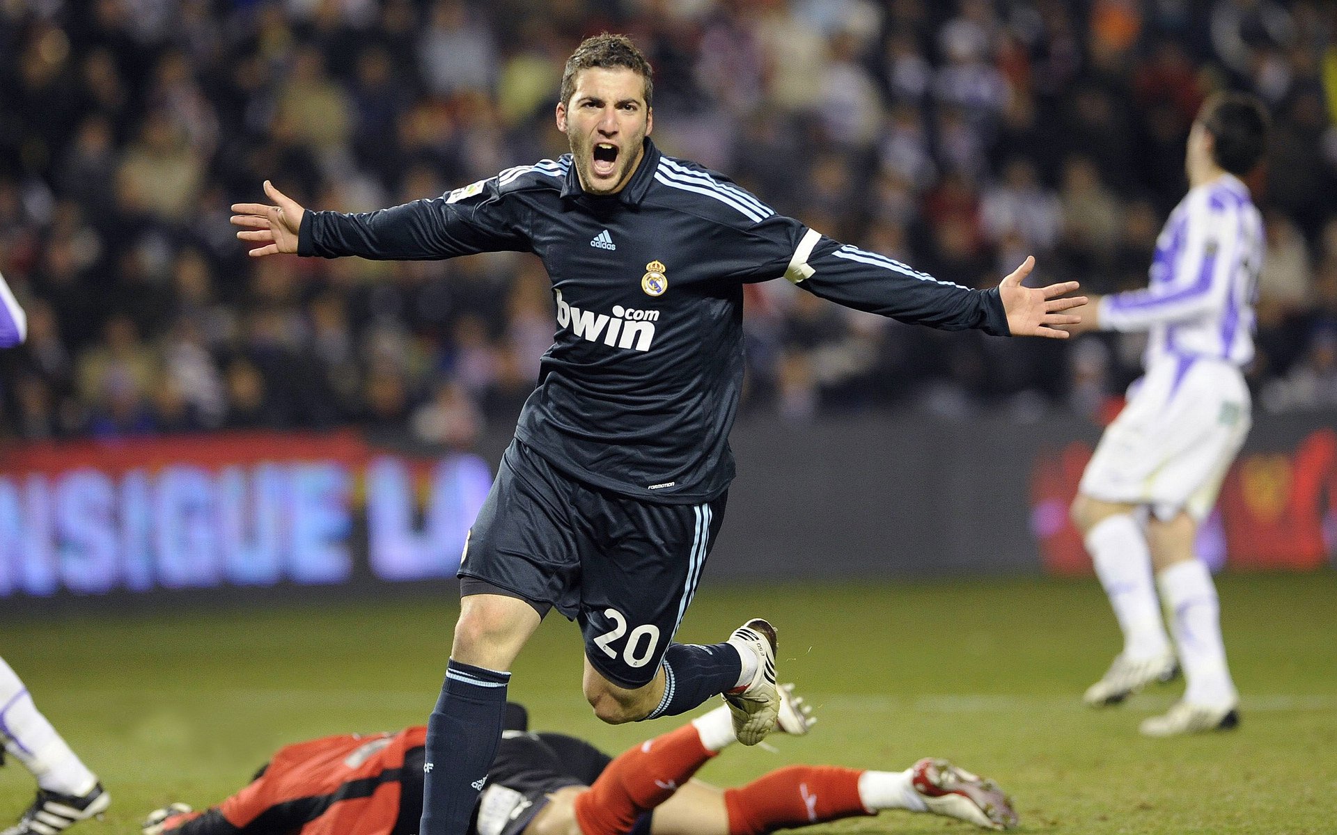 “高新区全民健身馆：短柄墙球选手智慧与体力的双重决斗，见证全新竞技风采”